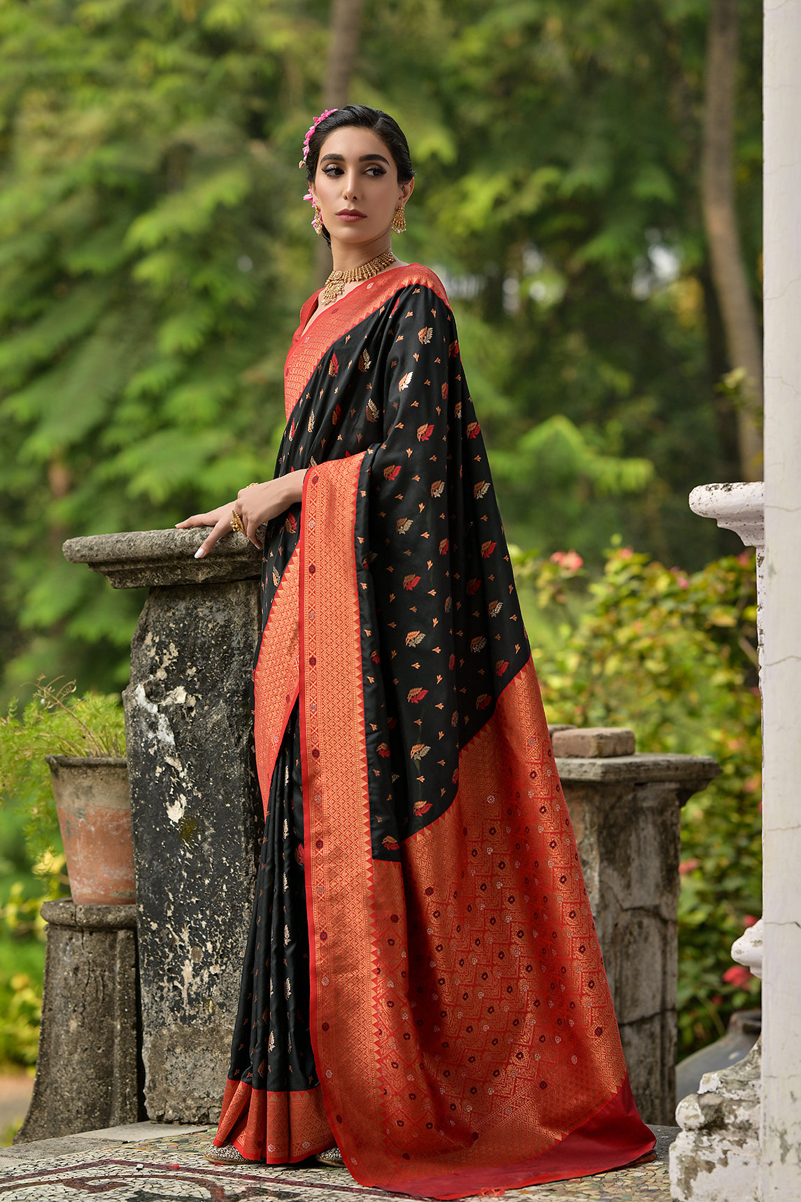 Black Banarasi Silk Saree with Leaf Design and Contrast Pallu