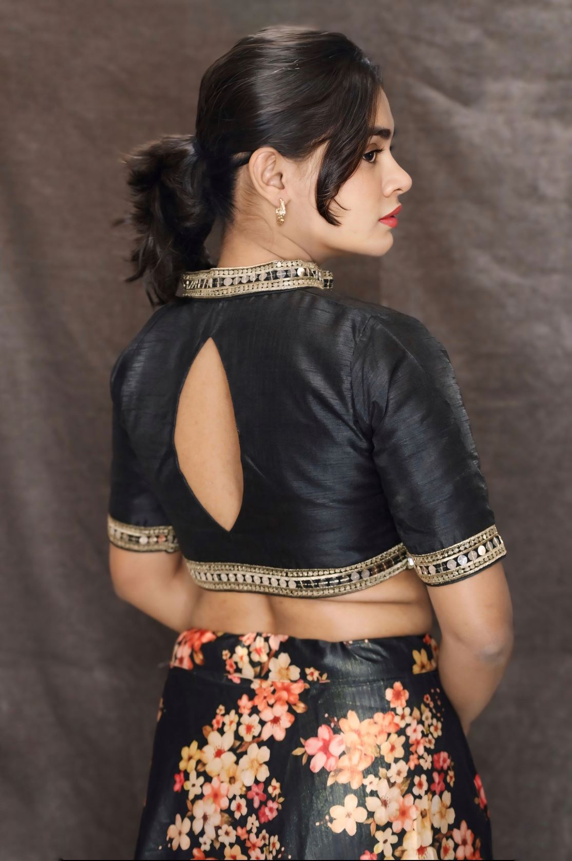 Black Blouse In Art Silk With Cut Dana Embroidered Collar Neckline