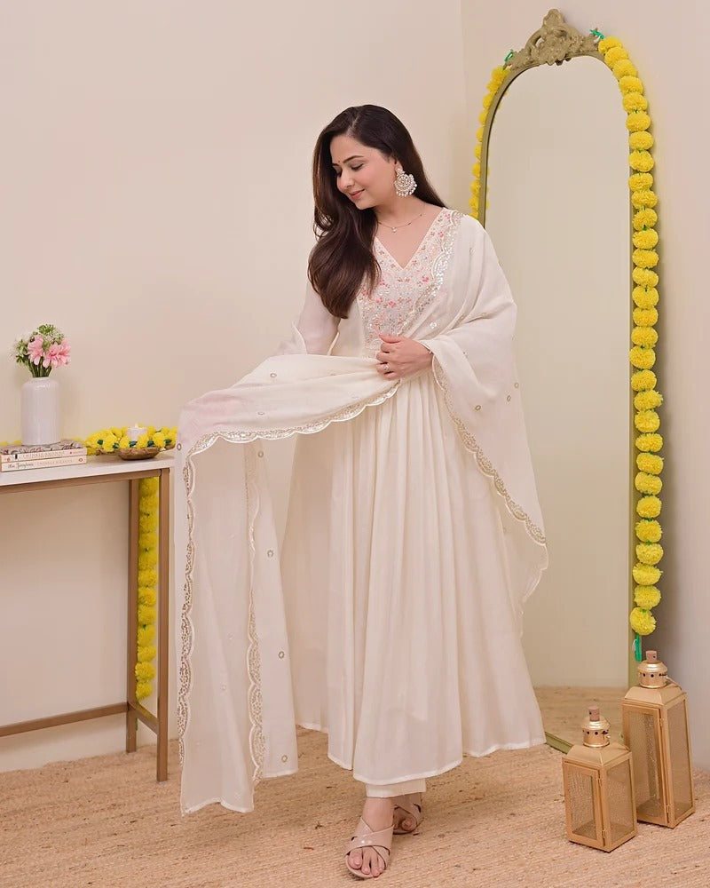 Cream Chanderi Silk Kurta Pant Set With Heavy Thread Embroidery Work