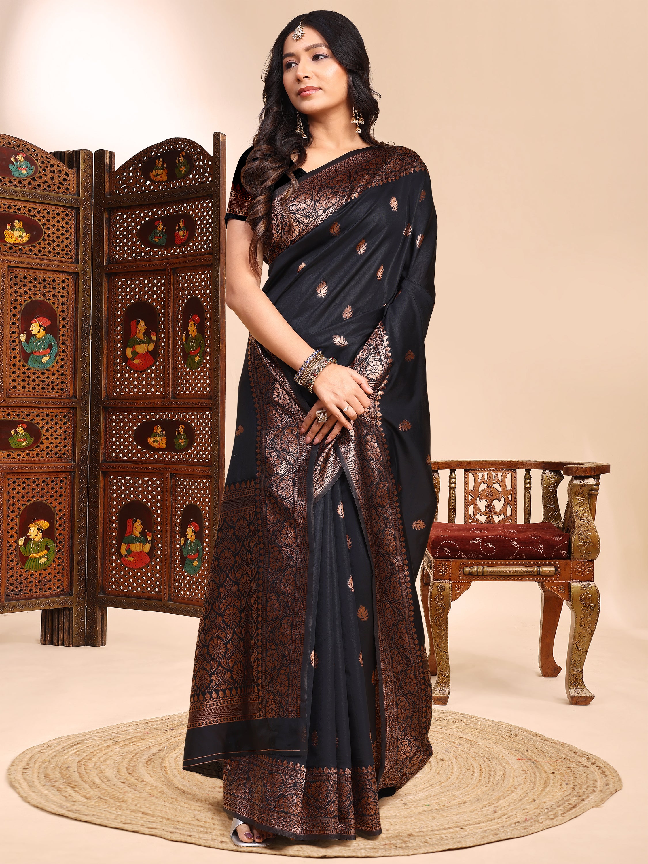 Elegant Black Lichi Silk Saree with Traditional Woven Zari Pattern