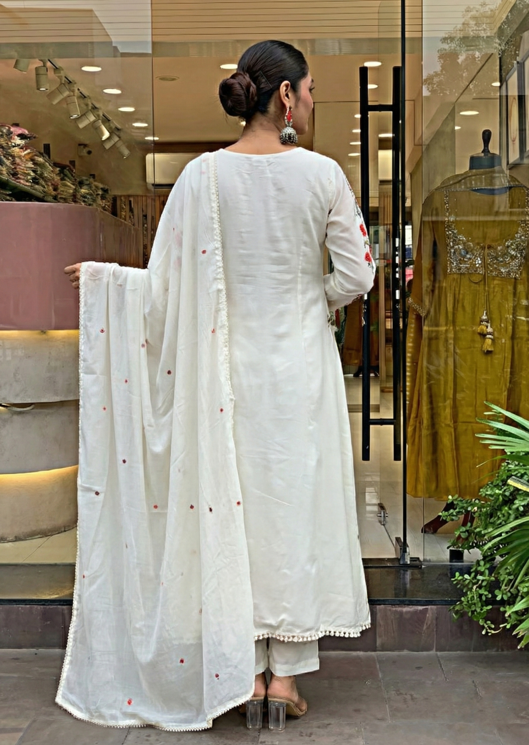 Off White Chanderi Silk Kurta Pant Set With Heavy Thread Embroidery Work