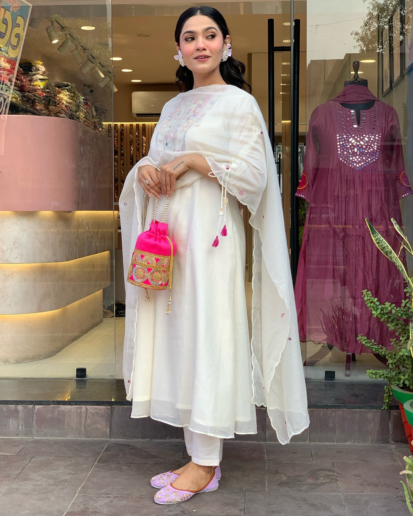 Off White Kurta Pant Set With Heavy Thread Embroidery Work