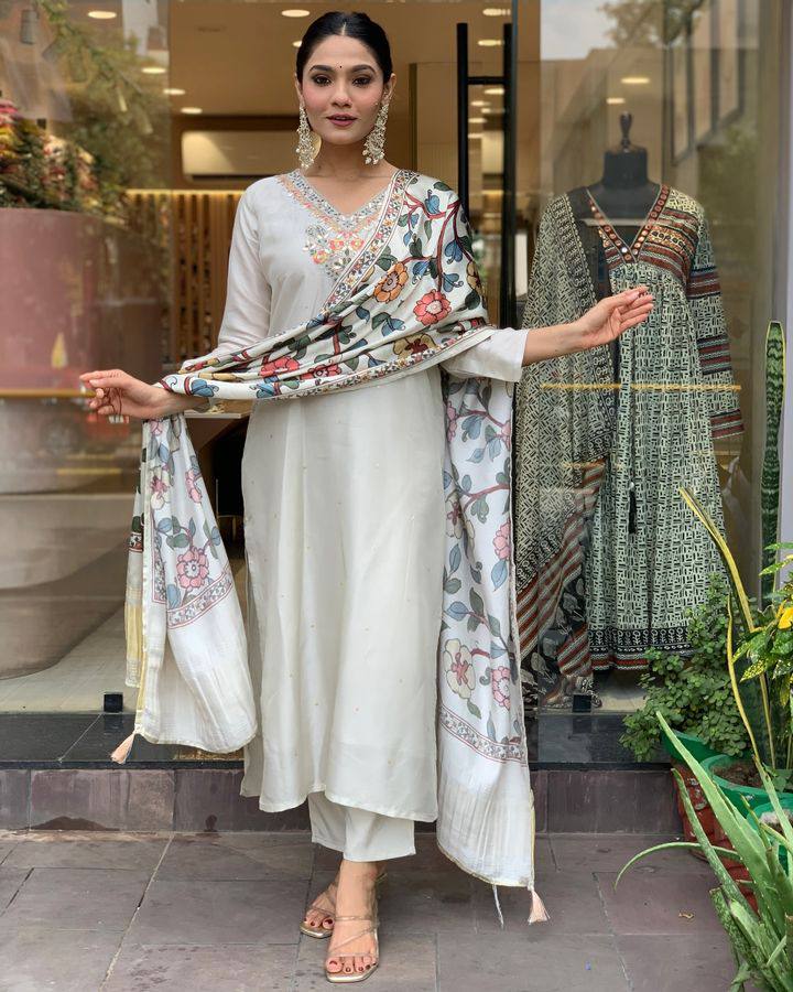 Off White Viscose Chanderi Kurta Pant Set With Embroidery Work