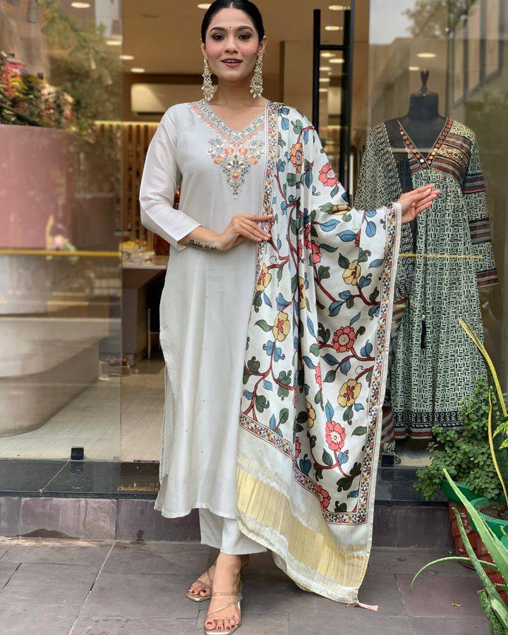 Off White Viscose Chanderi Kurta Pant Set With Embroidery Work
