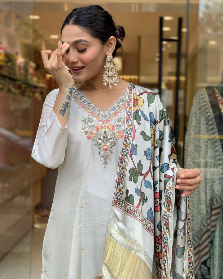 Off White Viscose Chanderi Kurta Pant Set With Embroidery Work