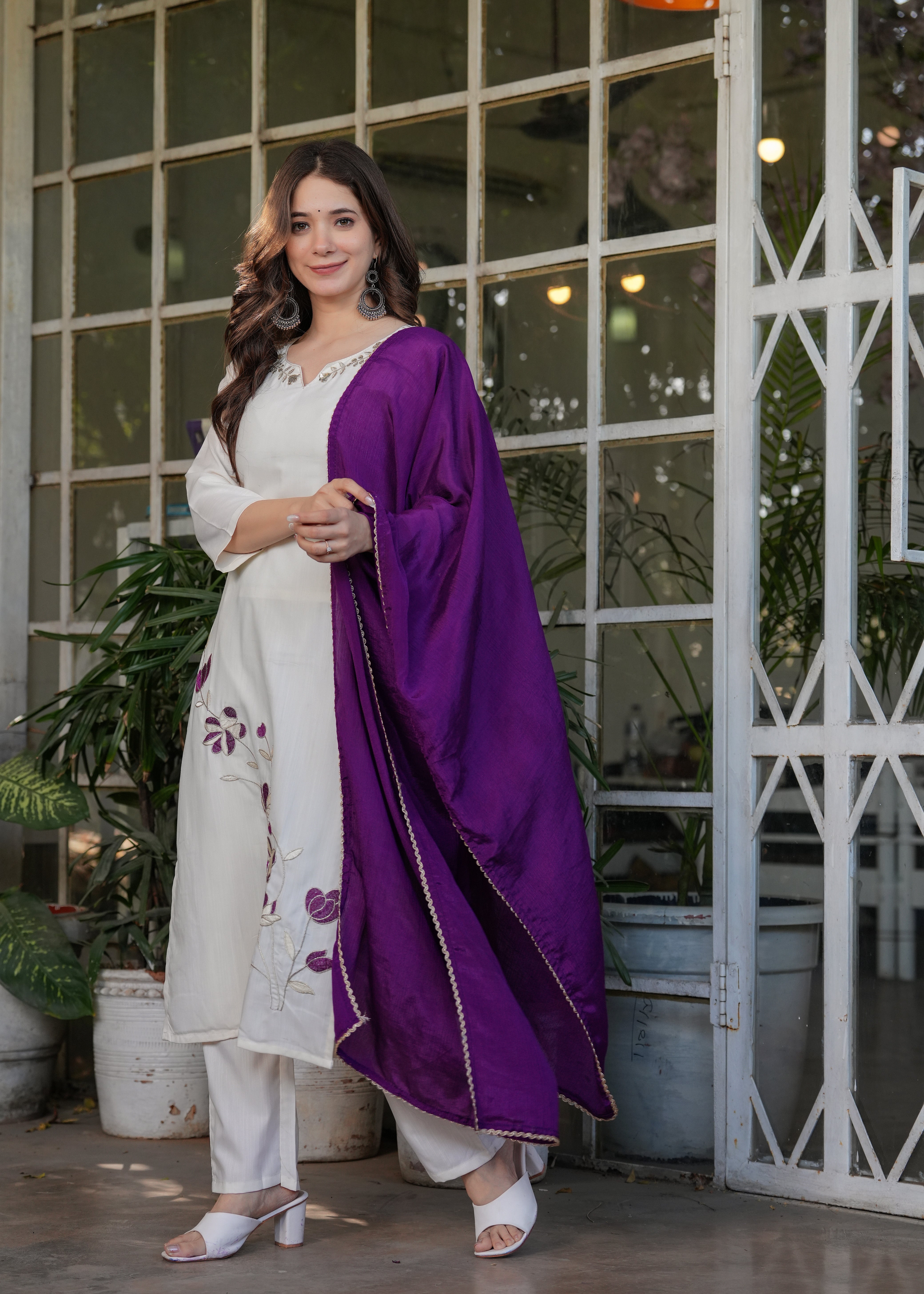 White Viscose Rayon Elegant Kurta Pant Set With Thread Work