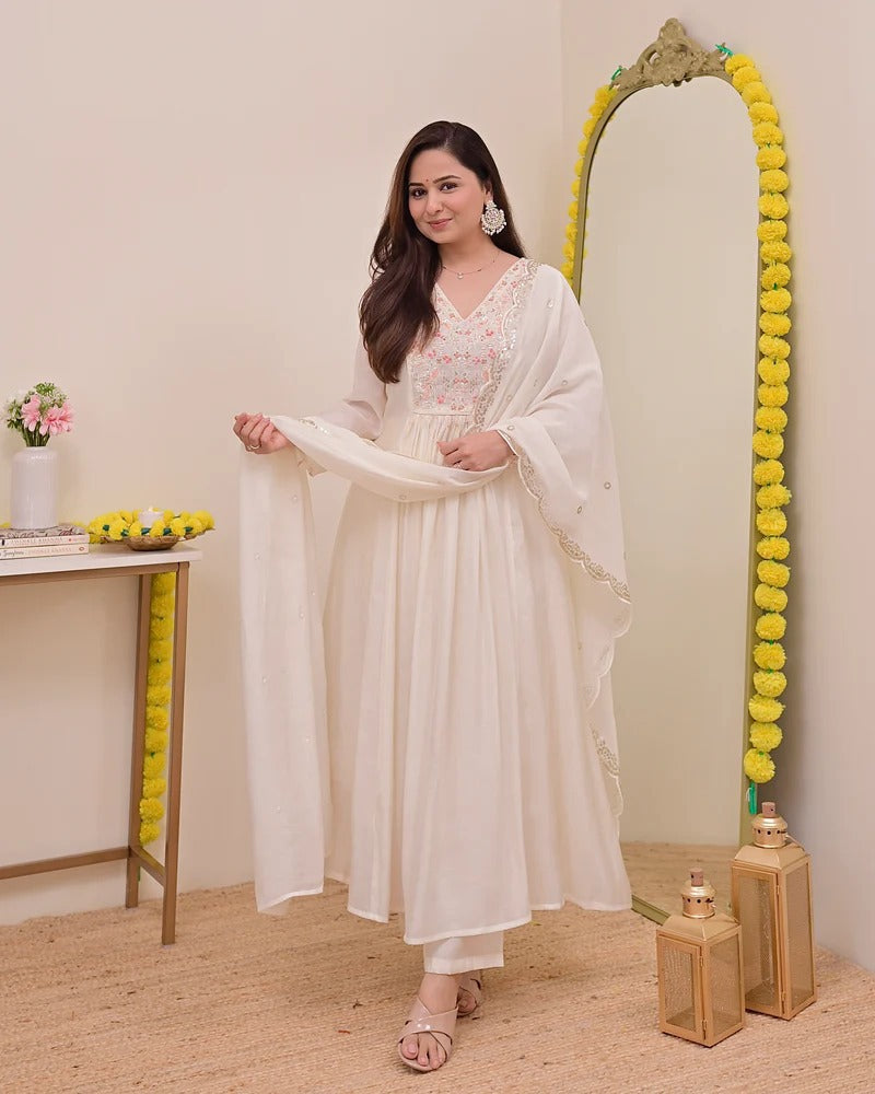 Cream Chanderi Silk Kurta Pant Set With Heavy Thread Embroidery Work