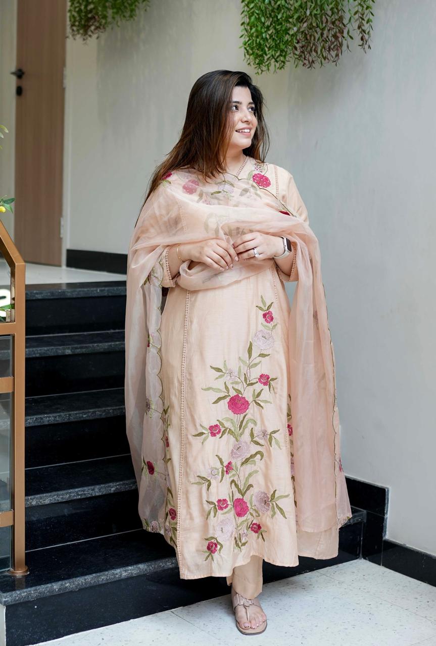 Cream Chanderi Silk Kurta Pant Set With Heavy Thread Embroidery Work