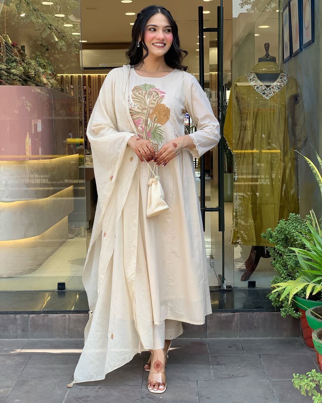 Cream Rayon Slub Kurta Pant Set With Heavy Thread Embroidery Work