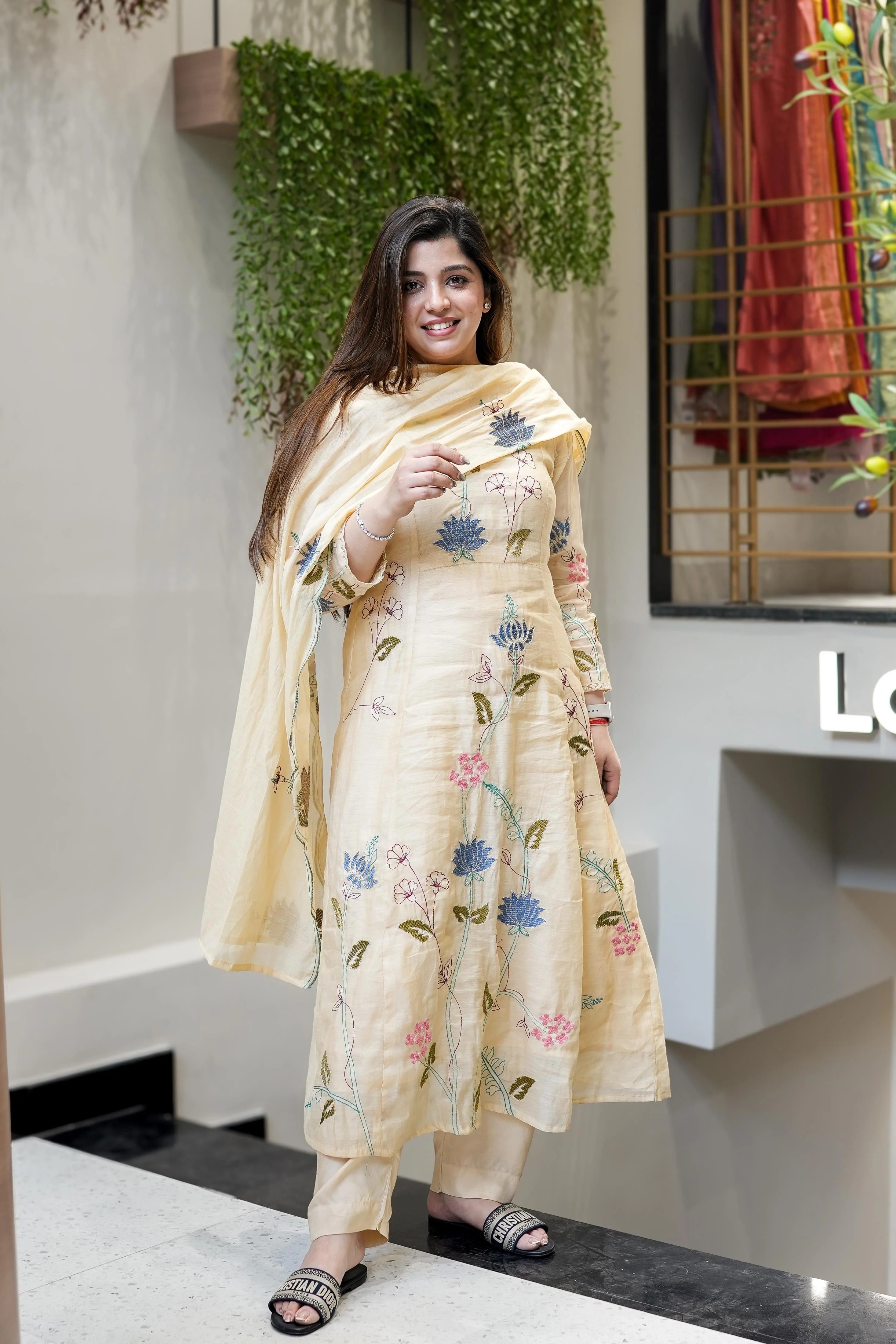 Cream Viscose Chanderi Kurta Pant Set With Heavy Thread Embroidered Work