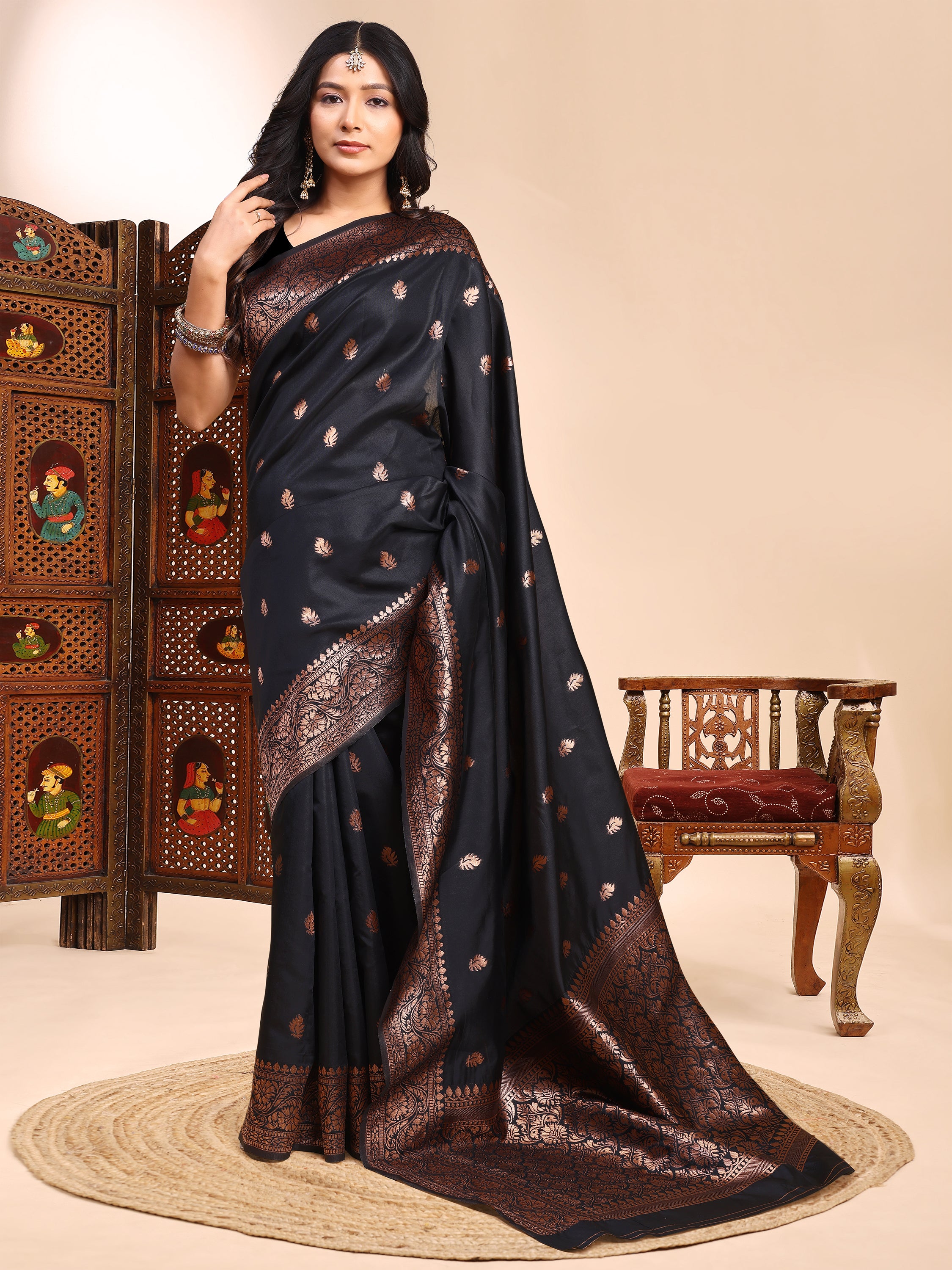 Elegant Black Lichi Silk Saree with Traditional Woven Zari Pattern