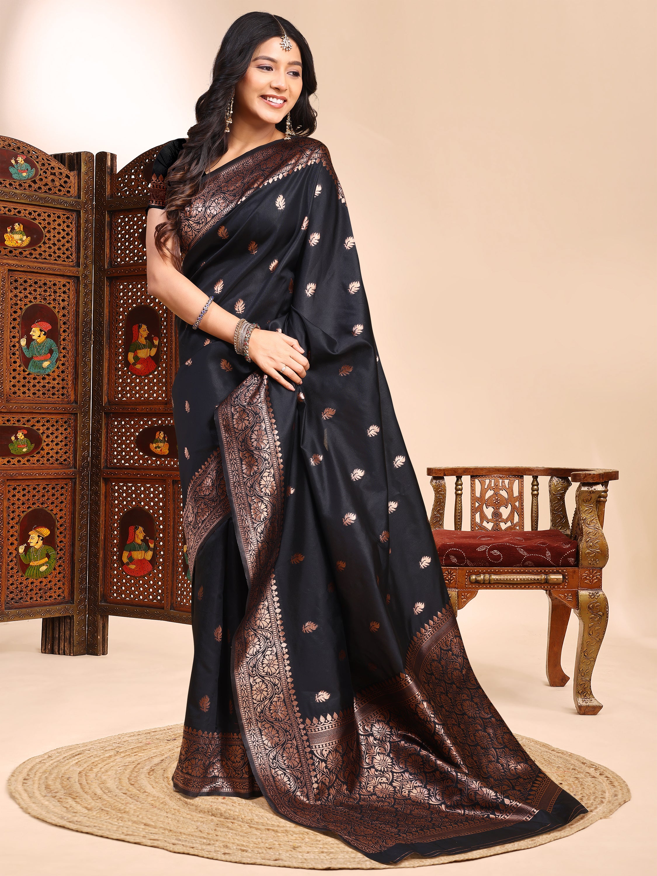 Elegant Black Lichi Silk Saree with Traditional Woven Zari Pattern