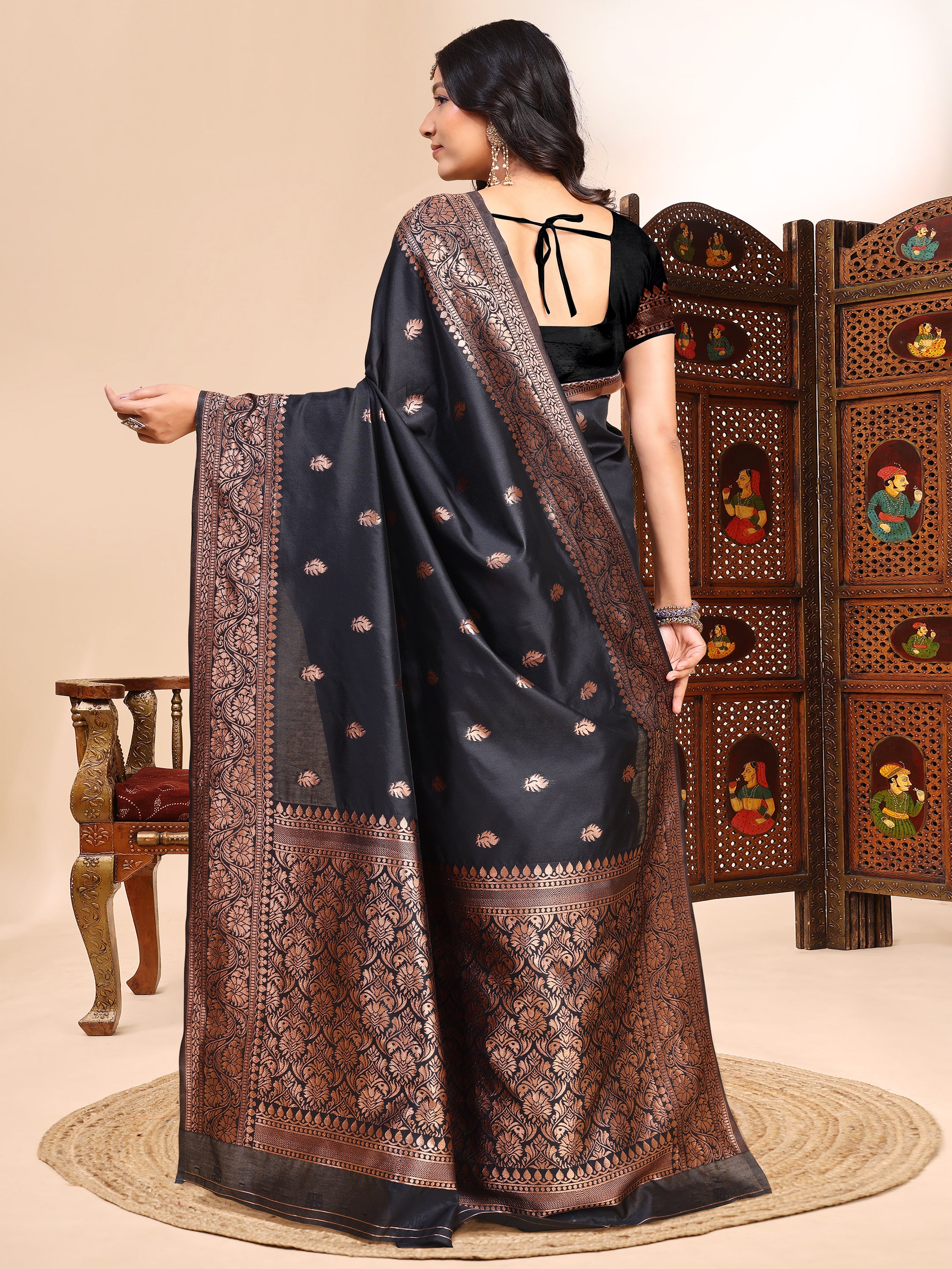 Elegant Black Lichi Silk Saree with Traditional Woven Zari Pattern