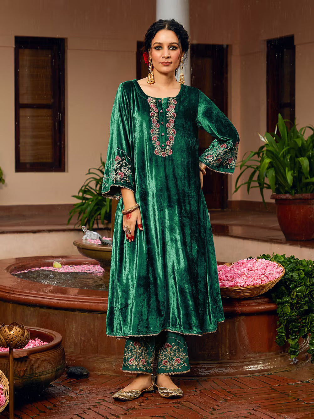 Green Velvet Kurta Pant Set With Heavy Thread Embroidery Work