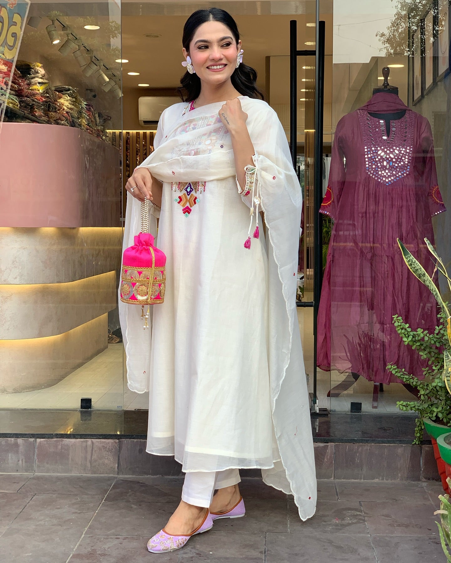 Off White Kurta Pant Set With Heavy Thread Embroidery Work
