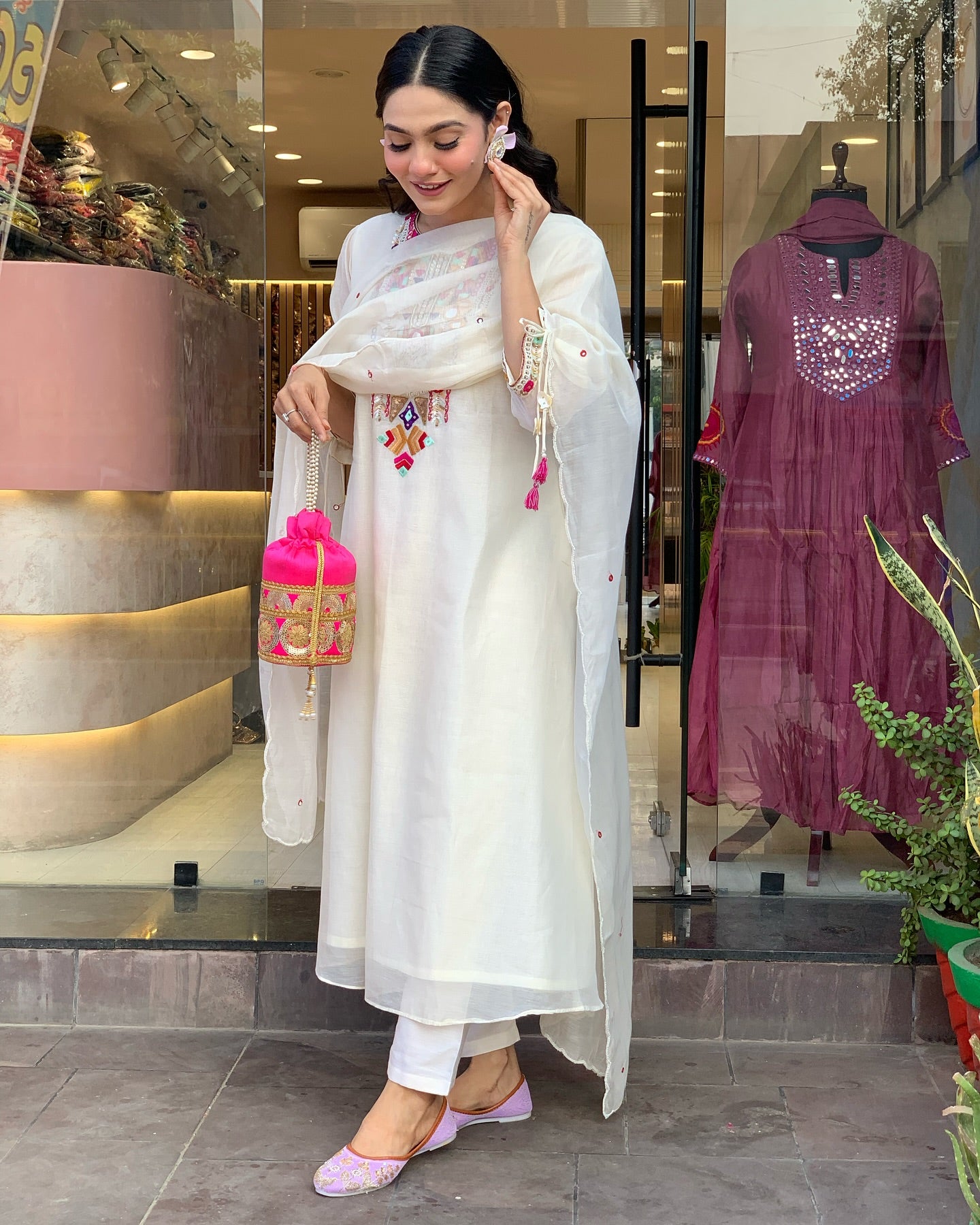 Off White Kurta Pant Set With Heavy Thread Embroidery Work