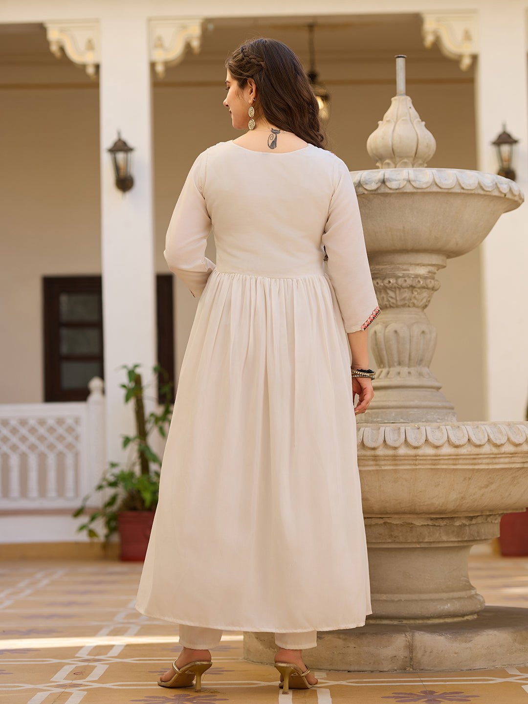 Off White Silk Kurta Pant Set With Heavy Thread Embroidery Work