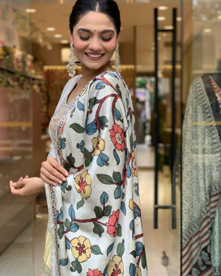 Off White Viscose Chanderi Kurta Pant Set With Embroidery Work