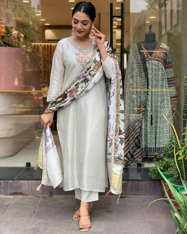 Off White Viscose Chanderi Kurta Pant Set With Embroidery Work