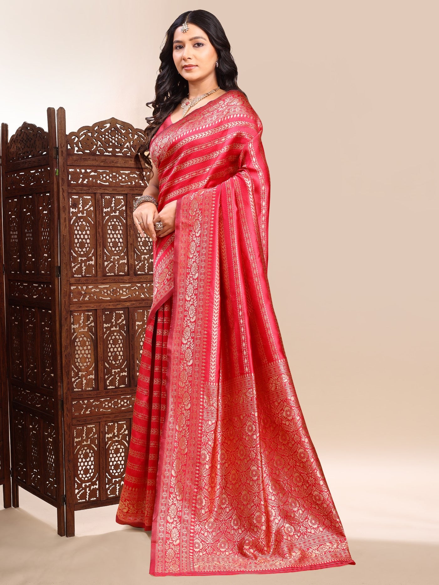 Red Lichi Silk Saree With Classic Weaving
