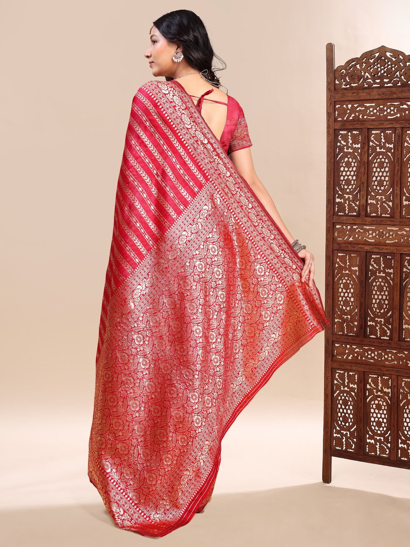 Red Lichi Silk Saree With Classic Weaving