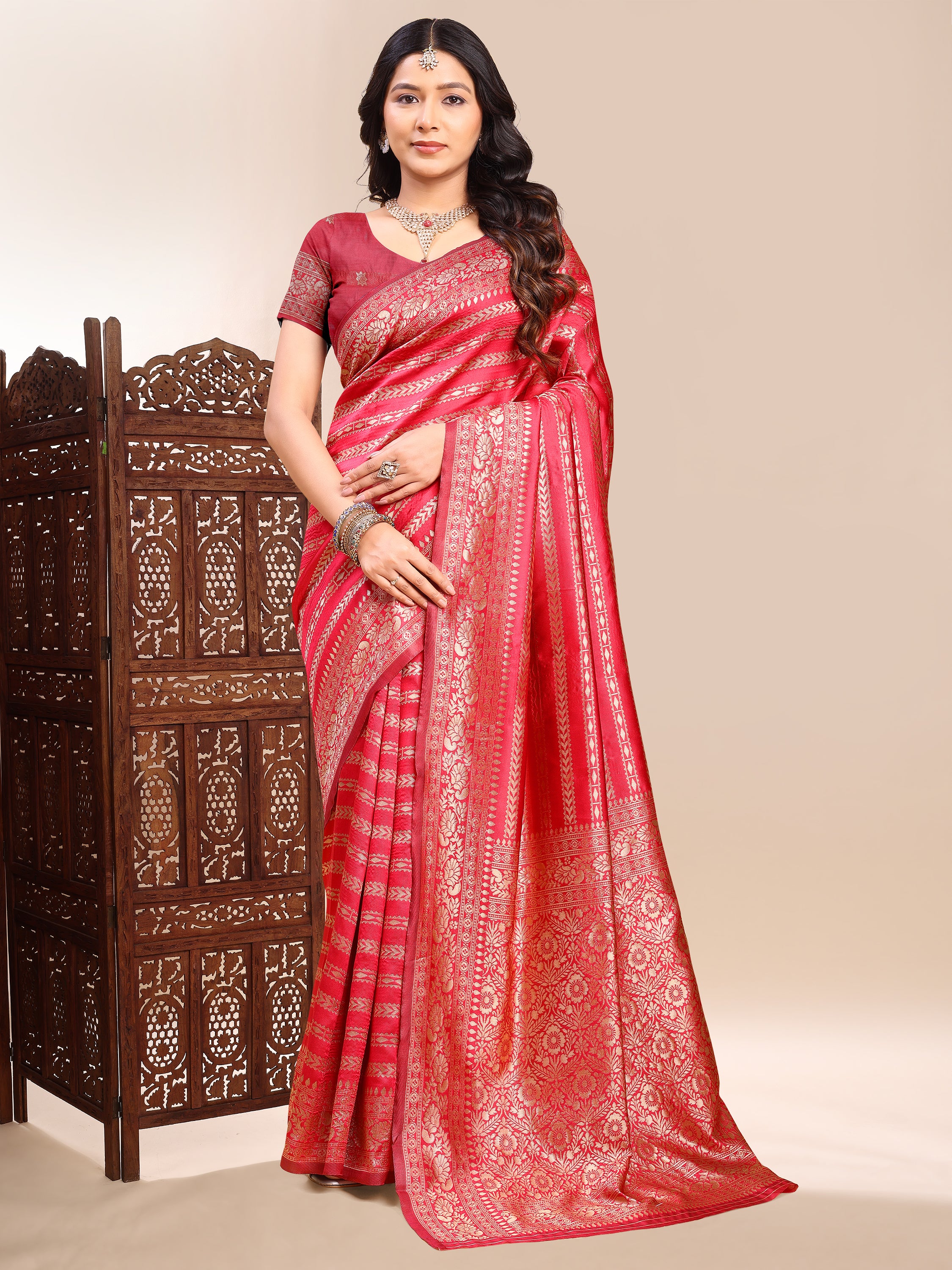 Traditional Red Lichi Silk Saree with Elegant Zari Design