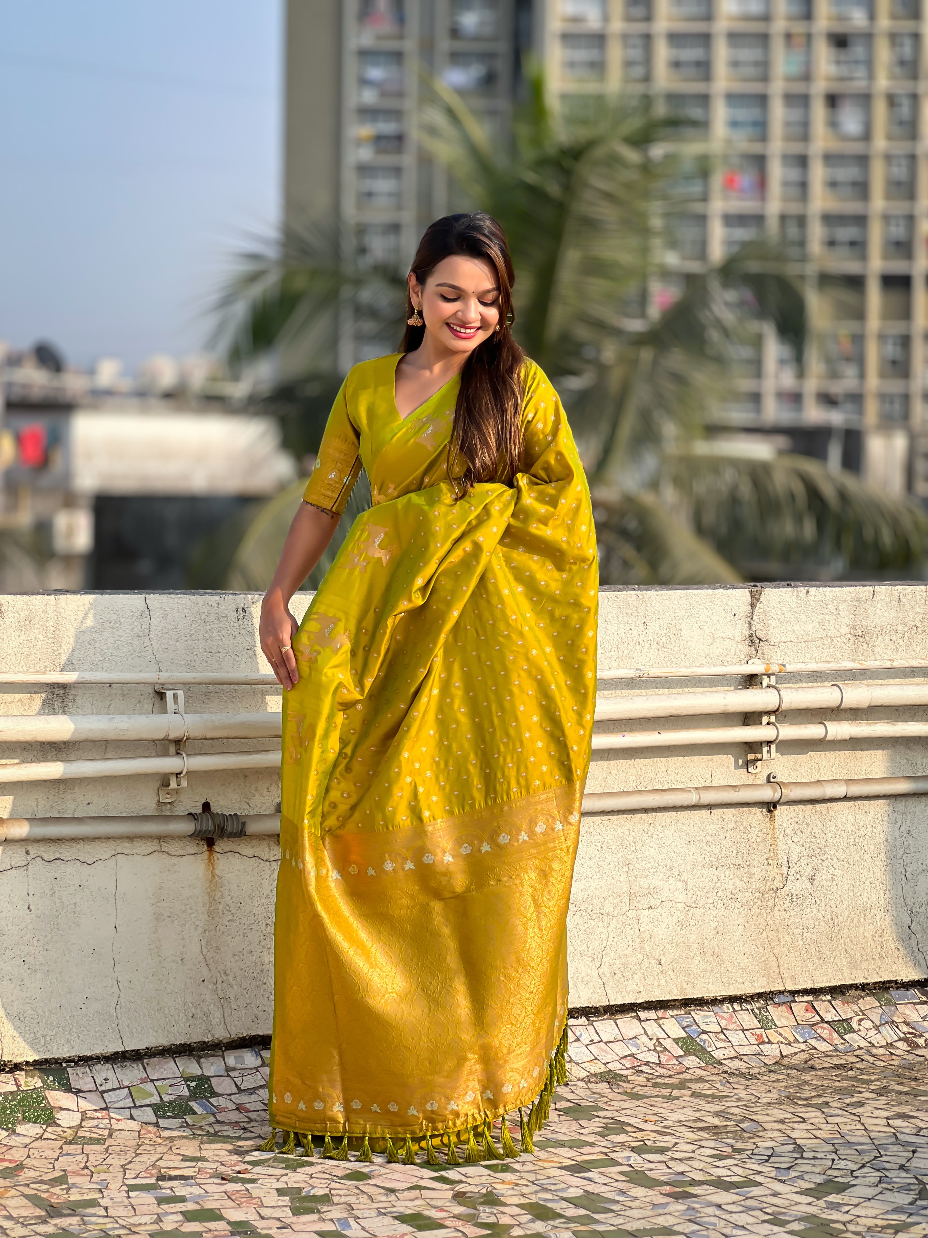 Weaving Dual Jari Designer Green Soft Silk Ethnic Saree